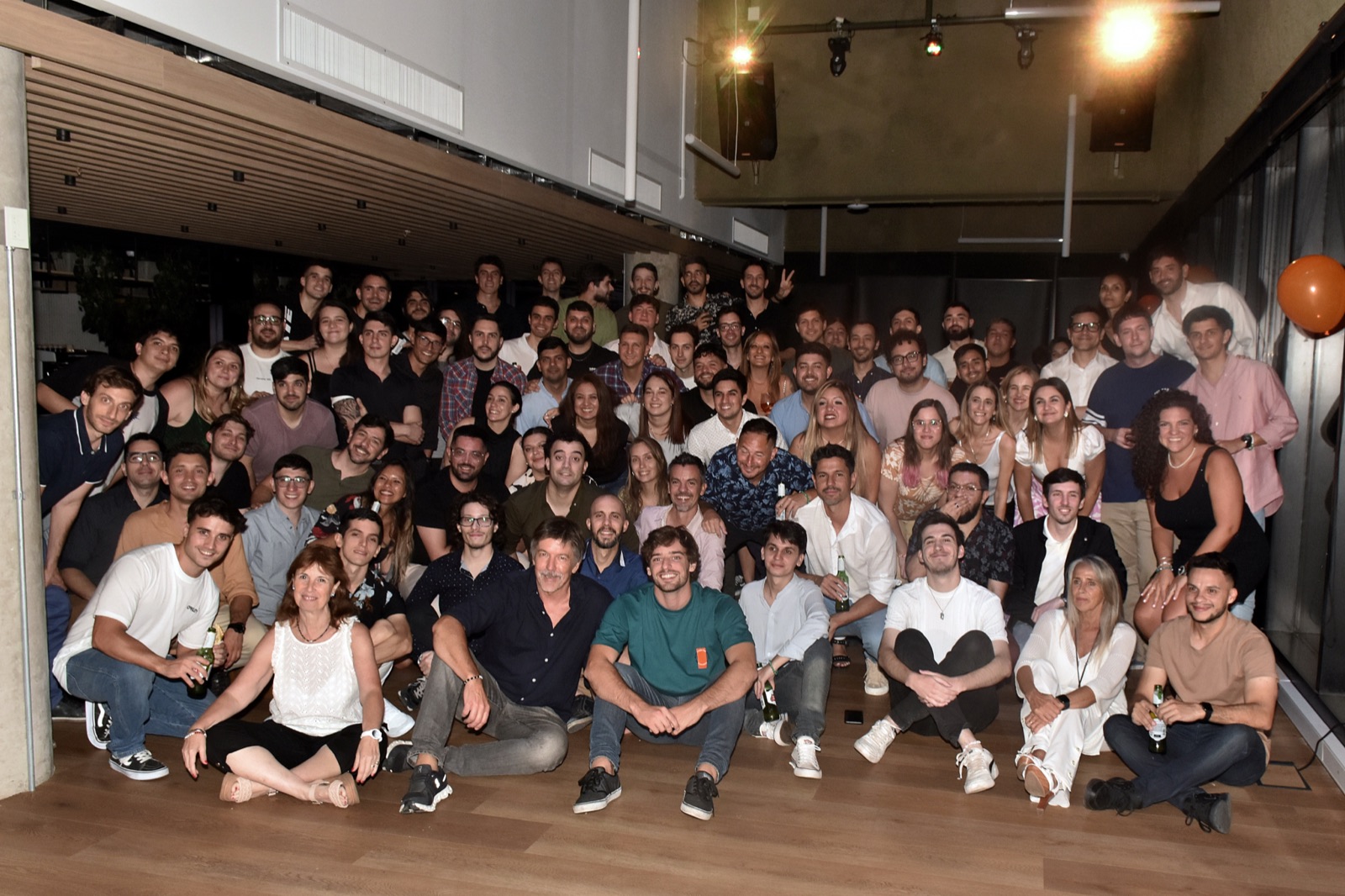 Equipo Taligent compartiendo un encuentro en interiores