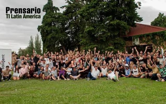 Equipo de Taligent reunido al aire libre junto al banner de Prensario TI Latam